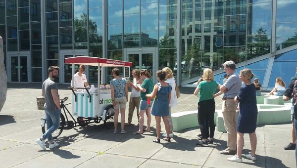 Detacheerder Maandag deelt ijsjes uit op scholen in Breda